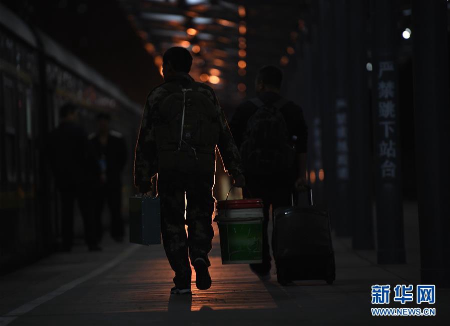 1월 21일 선전서역(深圳西站), 승객들이 쓰촨(四川) 바중(巴中)으로 향하는 K4286 열차를 탑승하기 위해 이동하고 있다. [촬영: 신화사 마오쓰첸(毛思倩) 기자]