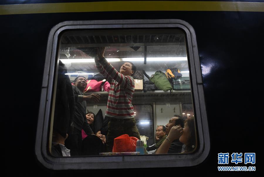 1월 21일 선전서역(深圳西站), 승객들이 쓰촨(四川) 바중(巴中)으로 향하는 K4286 열차 객실에서 짐을 올리고 있다.[촬영: 신화사 마오쓰첸(毛思倩) 기자]
