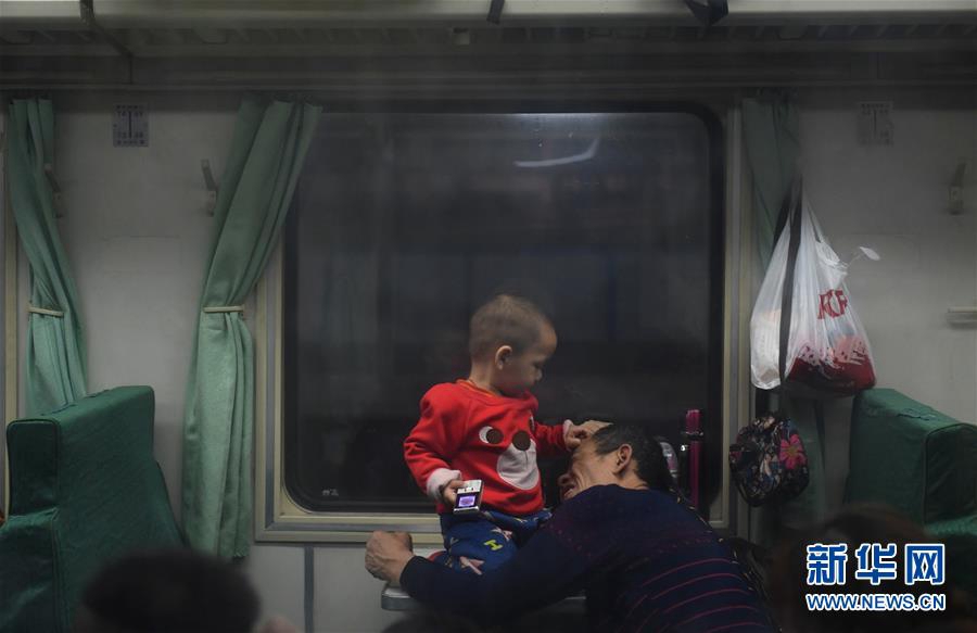 1월 21일 선전서역(深圳西站), 승객들이 쓰촨(四川) 바중(巴中)으로 향하는 열차에 올랐다. [촬영: 신화사 마오쓰첸(毛思倩) 기자]