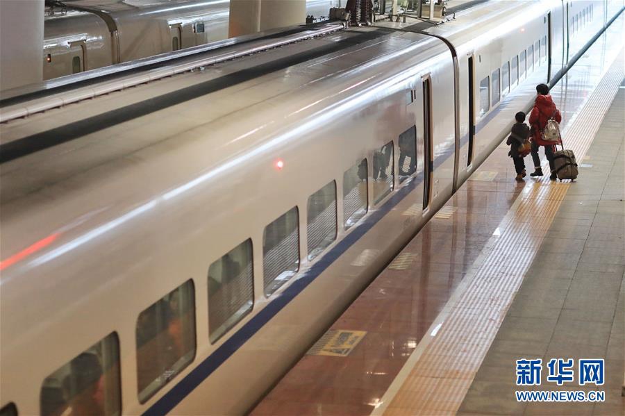 1월 21일, 승객들이 구이저우(貴州)성 구이양북역(貴陽北站)에서 열차에 오르고 있다. [촬영: 신화사 어우둥취(歐東衢) 기자]