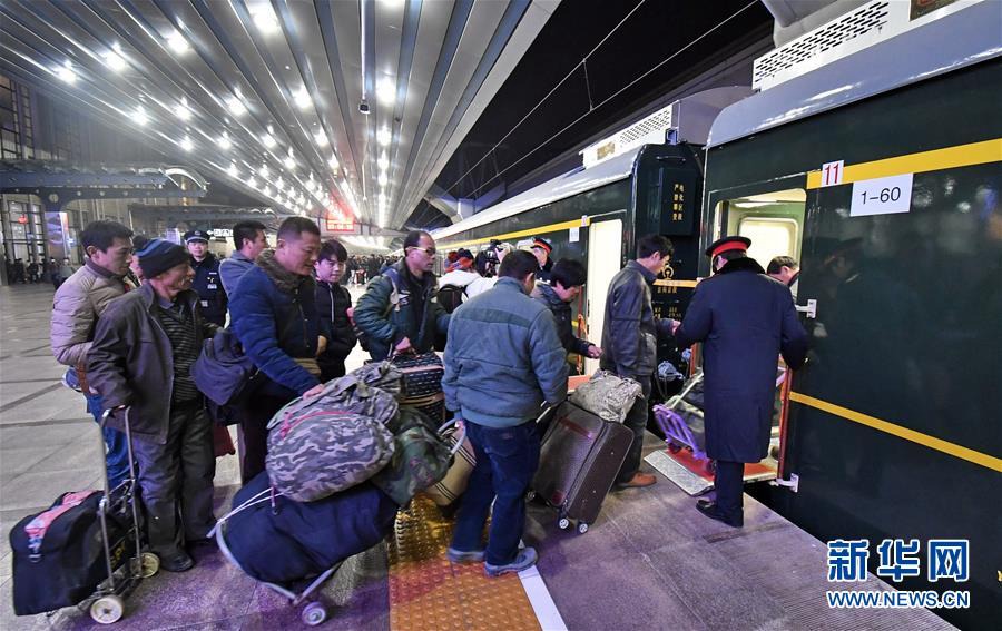 1월 20일 저녁, 승객들이 베이징역에서 운행하는 K4051 열차에 탑승하고 있다. [촬영: 신화사 리신(李欣) 기자]