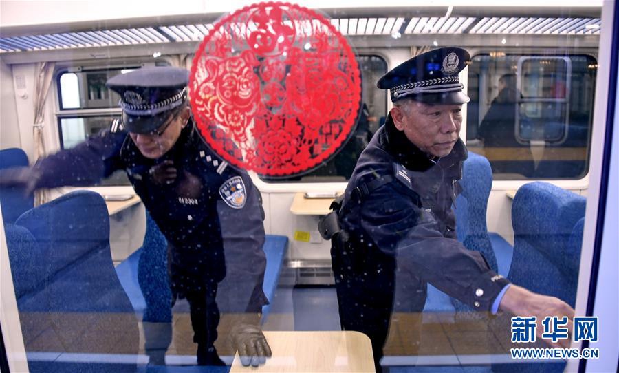 1월 20일 저녁, 베이징 철도 공안국 철도경찰들이 K4051 열차를 점검하고 있다. [촬영: 신화사 리신(李欣) 기자]