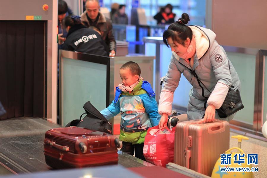 1월 21일 승객들이 구이저우(貴州)성 구이양북역(貴陽北站) 보안검색대를 통과하고 있다. [촬영: 신화사 어우둥취(歐東衢) 기자]