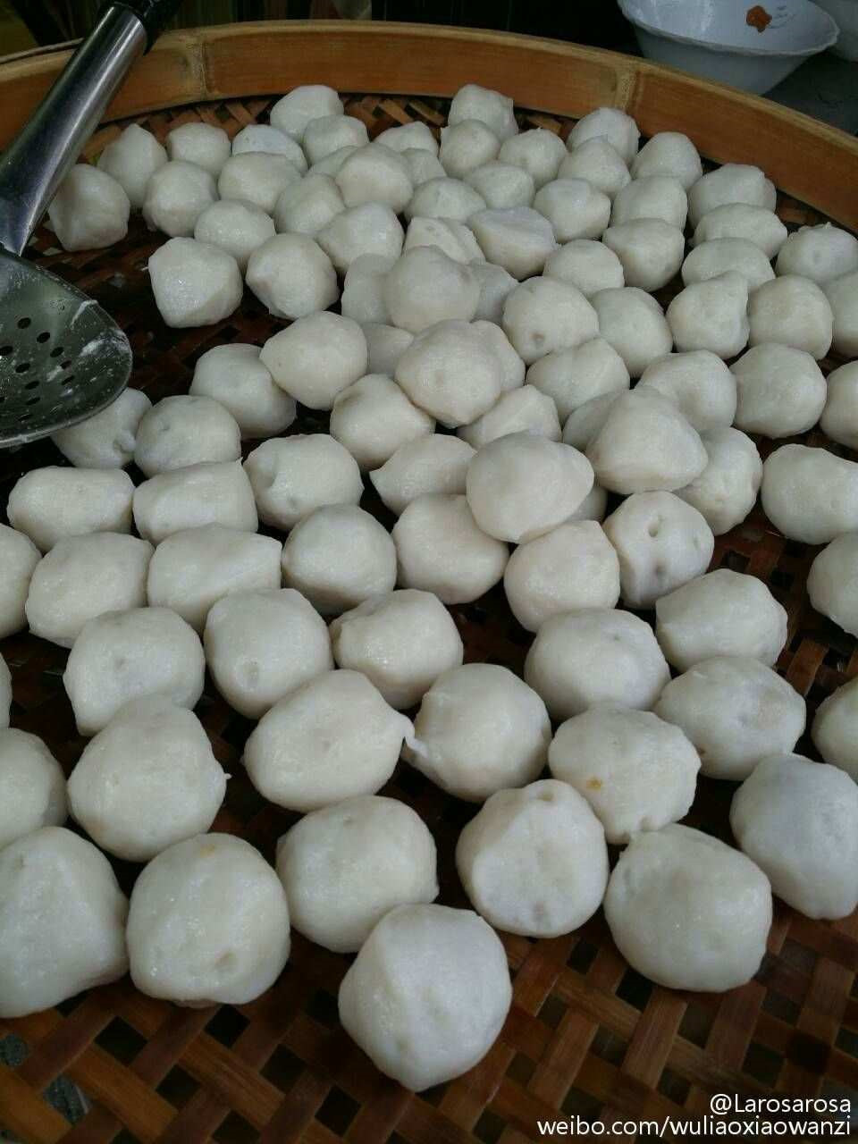 ★ 푸젠(福建)성 샤푸(霞浦)현 ★ 샤푸 어묵은 향기롭고 맛있다. 신선한 삼치를 잡아 가공하고 돼지고기 다리살과 파기름을 소로 넣어 싸먹는다. 푹 익었을 때 살짝 베어먹으면 진한 생선향과 달콤한 육즙이 느껴진다.