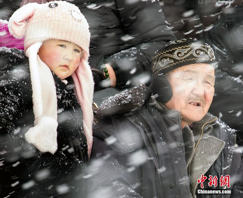 중국 신장 이닝현 눈밭에서 즐기는 ‘양 뺏기’