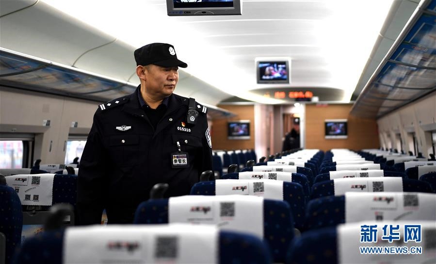 지난 24일, 추이옌후이(崔彥輝) 씨가 고속열차 안에서 순찰을 하고 있다. [촬영: 신화사 왕샤오(王曉) 기자]