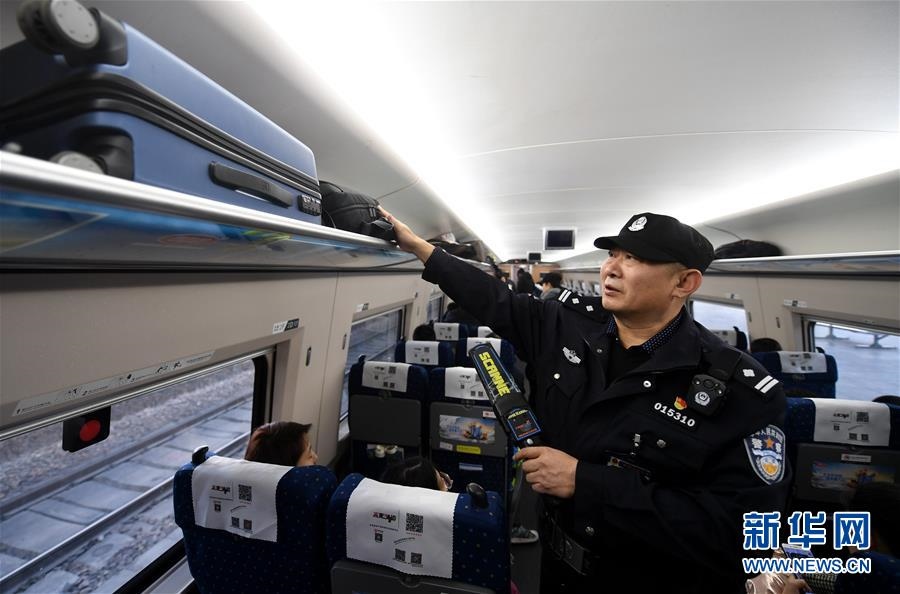지난 24일, 추이옌후이(崔彥輝) 씨가 고속열차 안에서 짐 받이 선반을 검사하고 있다. [촬영: 신화사 왕샤오(王曉) 기자]