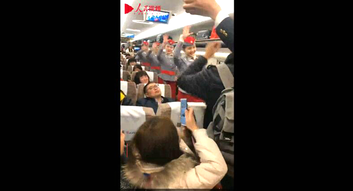 고속철도 승무원 기차 칸에서 메들리 춤 선보여…네티즌 “심쿵”