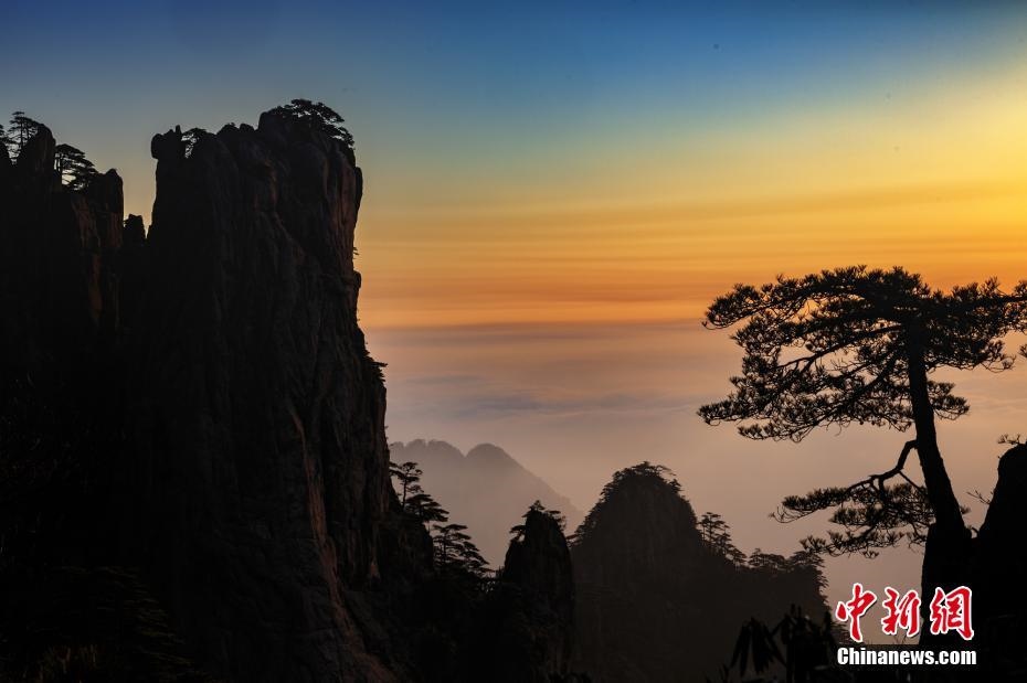 중국 황산山에서 즐기는 일출, 붉은 하늘과 운해