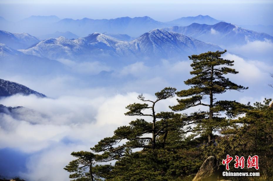황산(黃山)산은 겹겹이 이어져 있는 봉우리 사이로 구름과 안개가 솟아오르는 풍경이 유명하다. [촬영: 예융칭(葉永淸)]