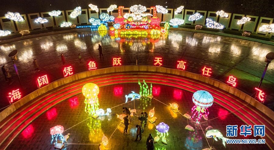 1월 30일, 사람들이 산시(山西)성 완룽(萬榮)현 바오딩(寶鼎) 공원에서 등불을 감상하고 있다. [사진 출처: 신화사/촬영: 쉐쥔(薛俊)]