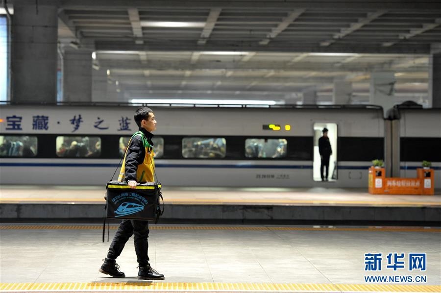 지난 31일, 고속열차 음식 전문 배달원 예성(葉生) 씨가 열차가 들어오기 전 주문지로 이동하고 있다. [사진 출처: 신화사/촬영: 펑치(彭琦)]