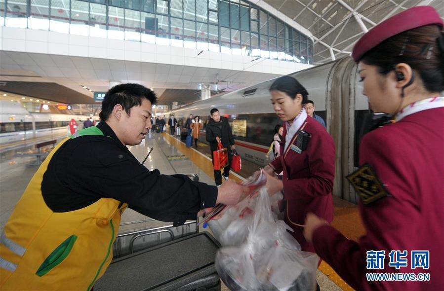지난 31일, 고속열차 음식 전문 배달원이 손님이 주문한 음식을 고속열차 승무원에게 전달하고 있다. [사진 출처: 신화사/촬영: 펑치(彭琦)]