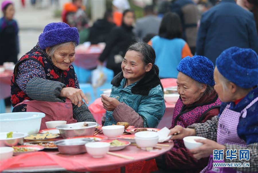 지난 31일 구이저우(貴州)성 이디푸핀(易地扶貧) 단지, 사람들이 퇀위안판(團圓飯)을 먹고 있다. [사진 출처: 신화사/촬영: 장후이(張暉)]