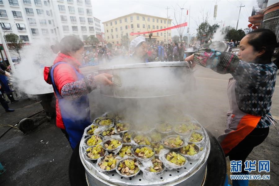 지난 31일 구이저우(貴州)성 이디푸핀(易地扶貧) 단지, 사람들이 퇀위안판(團圓飯) 음식을 준비하고 있다. [사진 출처: 신화사/촬영: 장후이(張暉)]