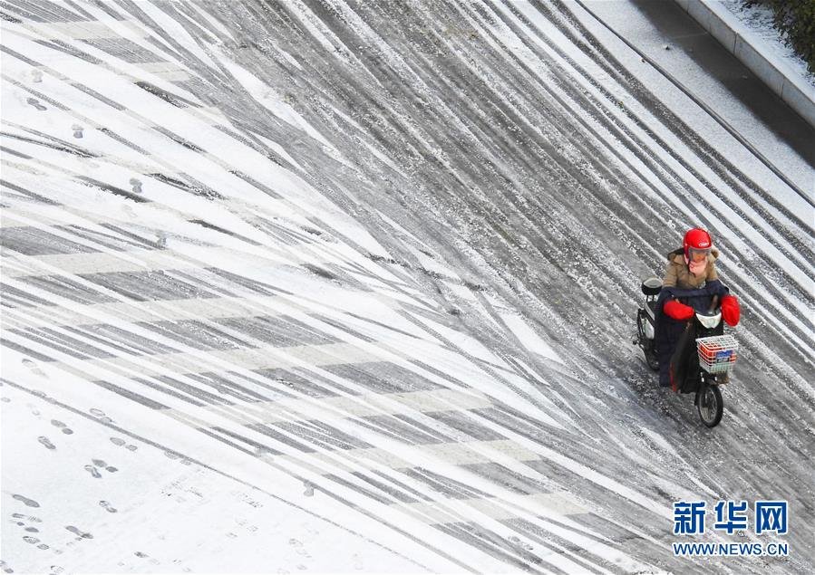 1월 31일 장쑤(江蘇)성 롄윈강(連雲港)시 시내, 한 시민이 눈길에 전동자전거를 타고 외출하는 모습 [사진 출처: 신화사/촬영: 겅위허(耿玉和)]