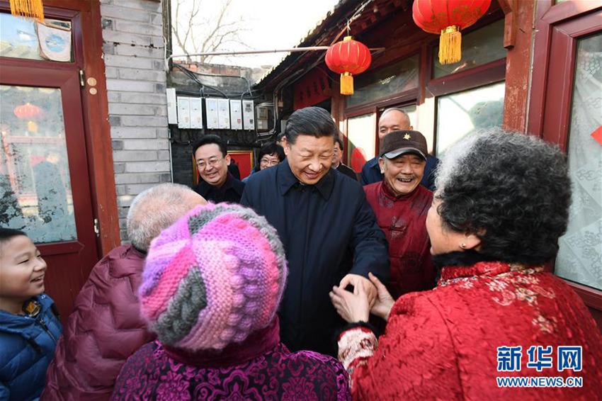 이는 1일 오전, 시진핑이 쳰먼 동부 차오창쓰탸오 골목을 방문해 군중들을 위문하는 장면이다. [촬영/ 신화사 기자 셰환츠(謝環馳)]