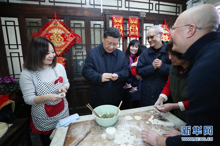 이는 2월 1일 오전, 시진핑이 베이징 쳰먼 동부 일대를 방문해 일반 주민 가정집에 들어가 그들을 위문 및 군중들과 함께 만두를 빚는 장면이다. [촬영/ 신화사 기자 쥐펑(鞠鵬)]
