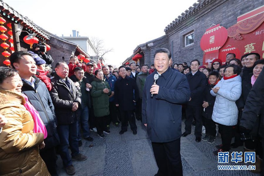 이는 1일 오전, 시진핑이 쳰먼 동부 차오창쓰탸오 골목에서 군중들과 새해 인사를 나누고 전국 각 민족 인민에게 새해 축복을 전하는 장면이다. [촬영/ 신화사 기자 쥐펑(鞠鵬)]