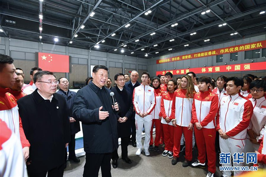 이는 1일 오후, 시진핑이 국가동계스포츠훈련센터에서 훈련 중인 운동선수와 코치들을 격려하는 장면이다. [촬영/ 신화사 기자 셰환츠(謝環馳)]