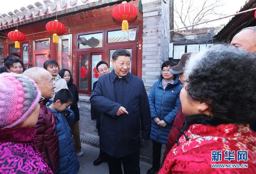 이는 1일 오전, 시진핑이 쳰먼 동부 차오창쓰탸오 골목에서 군중들을 위문하는 장면이다. [촬영/ 신화사 기자 쥐펑(鞠鵬)] 