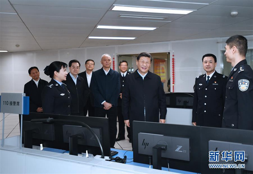 이는 1일 오전, 시진핑이 베이징시공안국에서 공안 간부·경찰을 위문 및 전국 광범한 공안 간부·경찰에게 새해 인사를 하는 장면이다. [촬영/ 신화사 기자 셰환츠(謝環馳)]