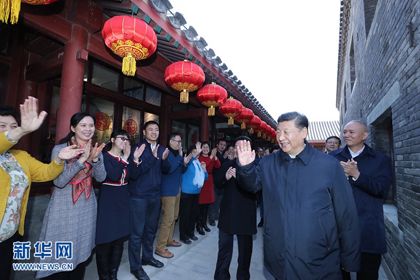이는 1일 오전, 시진핑이 쳰먼 동부 차오창쓰탸오 골목에서 군중들을 위문하는 장면이다. [촬영/ 신화사 기자 쥐펑(鞠鵬)]