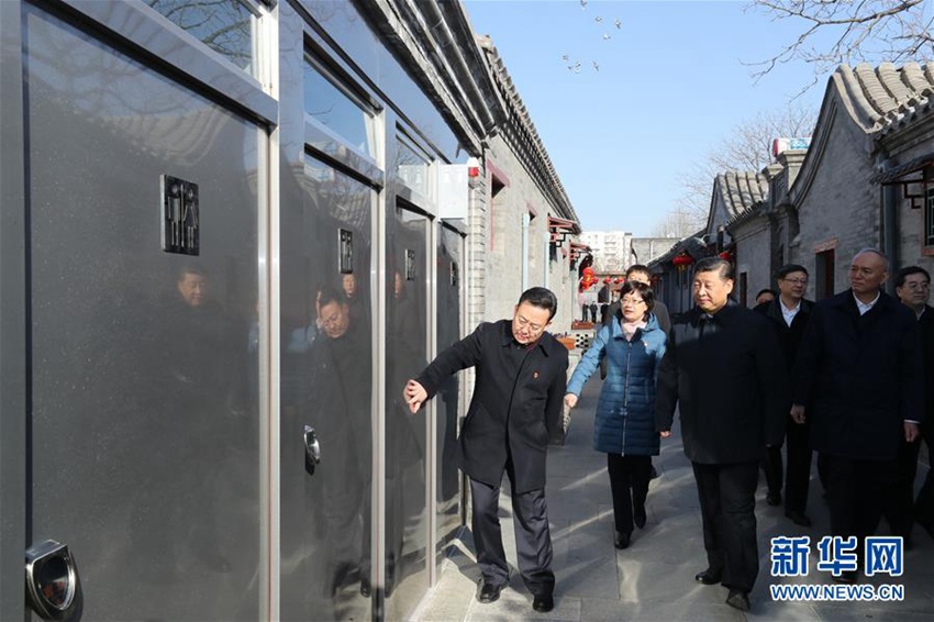 이는 1일 오전, 시진핑이 쳰먼 동부 일대를 방문해 차오창쓰탸오 골목을 걸으며 시가지 면모를 시찰하는 장면이다. [촬영/ 신화사 기자 쥐펑(鞠鵬)] 