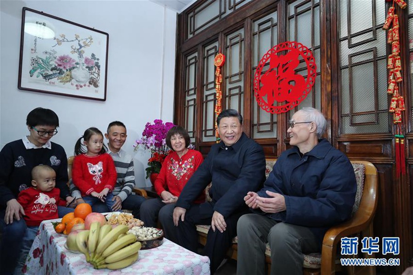 이는 1일 오전, 시진핑이 쳰먼 동부 차오창쓰탸오 골목을 방문해 시민 주마오진(朱茂錦) 일가를 위문하는 장면이다. [촬영/ 신화사 기자 쥐펑(鞠鵬)] 