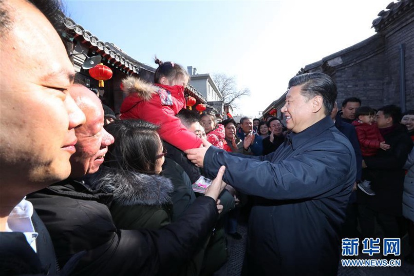 이는 1일 오전, 시진핑이 쳰먼 동부 차오창쓰탸오 골목에서 군중들을 위문하는 장면이다. [촬영/ 신화사 기자 쥐펑(鞠鵬)]