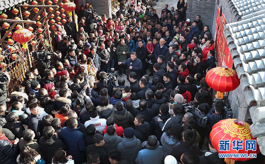 이는 1일 오전, 시진핑이 쳰먼 동부 차오창쓰탸오 골목에서 군중들에게 새해 인사를 하고 전국 각 민족 인민에게 새해 축복을 전하는 장면이다. [촬영/ 신화사 기자 딩하이타오(丁海濤)]