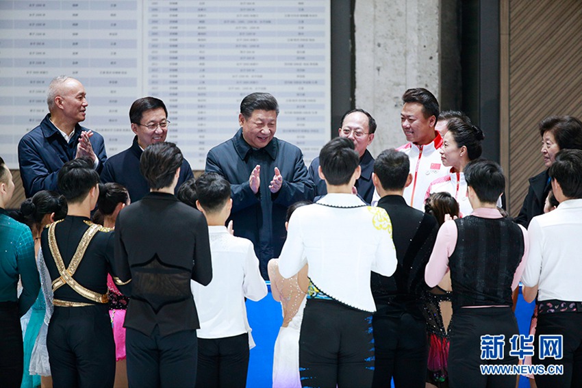 이는 1일 오후, 시진핑이 국가동계스포츠훈련센터에서 훈련 중인 운동선수와 코치들을 격려하는 장면이다. [촬영/ 신화사 기자 류빈(劉彬)]