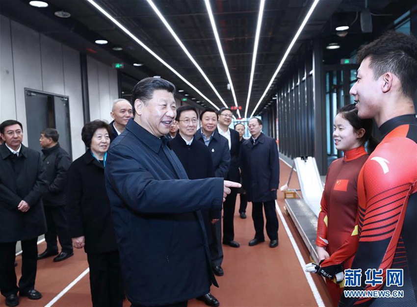 이는 1일 오후, 시진핑이 국가동계스포츠훈련센터에서 훈련 중인 운동선수와 코치들을 격려하는 장면이다. [촬영/ 신화사 기자 쥐펑(鞠鵬)]