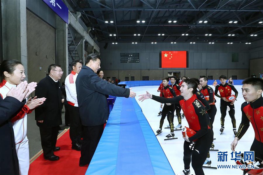 이는 1일 오후, 시진핑이 국가동계스포츠훈련센터에서 훈련 중인 운동선수와 코치들을 격려하는 장면이다. [촬영/ 신화사 기자 쥐펑(鞠鵬)] 