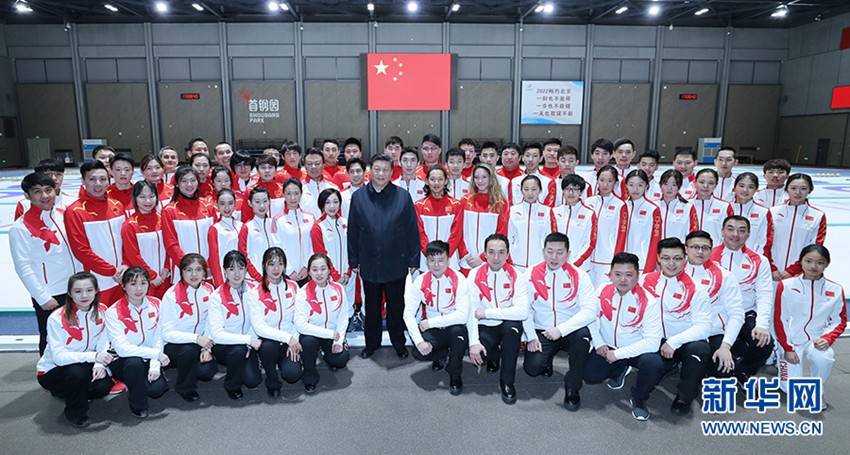 이는 1일 오후, 시진핑이 국가동계스포츠훈련센터에서 훈련 중인 운동선수와 코치들을 격려 및 그들과 기념촬영 하는 장면이다. [촬영/ 신화사 기자 쥐펑(鞠鵬)] 
