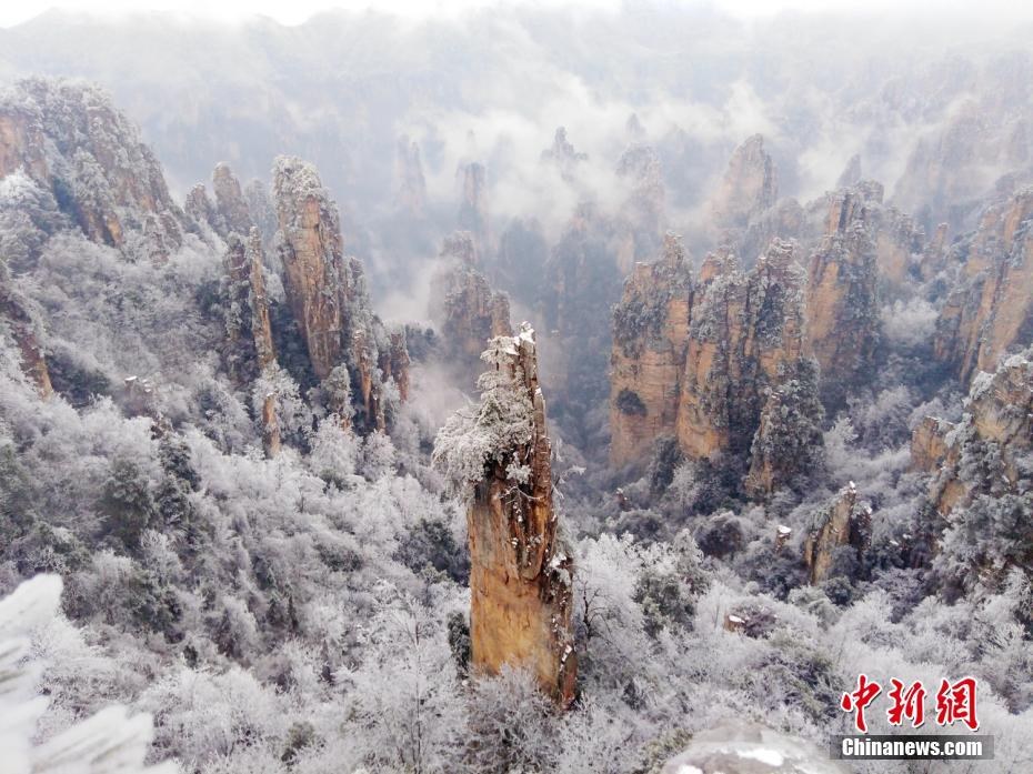 중국 필수 관광 코스 장가계, 눈 덮인 설산의 아름다움