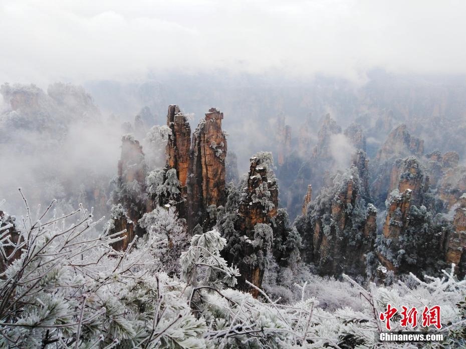 중국 필수 관광 코스 장가계, 눈 덮인 설산의 아름다움