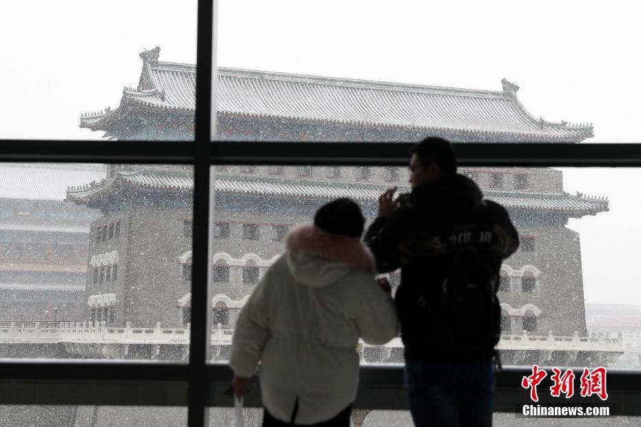 2월 12일 시민들이 베이징 정양먼(正陽門)을 촬영하고 있다. [촬영: 중국신문사 한하이단(韓海丹) 기자]