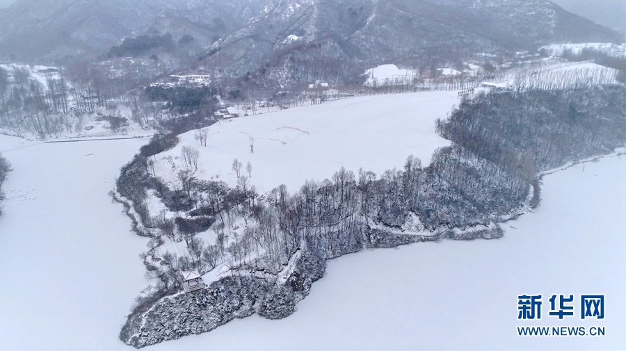 2월 12일 드론으로 촬영한 옌칭(延慶)구 위두(玉渡)산 설경이다. [사진 출처: 신호사/촬영: 웨이라이(衛萊)]