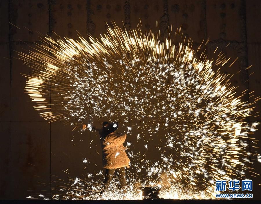 17일 밤 중국 민간예술가가 다수화(打樹花) 공연을 펼치고 있다. [사진 출처: 신화사/촬영: 류만창(劉滿倉)]