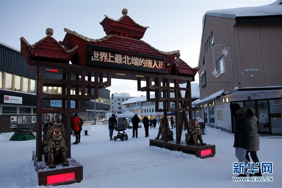 지난 13일 노르웨이 동북부 항구도시 키르케네스에 설치된 중국식 패방(牌坊•공로가 있는 사람을 기념하기 위해 세운 문짝 없는 문)을 행인들이 통과해 지나가고 있다. [촬영: 신화사 량유창(梁有昶) 기자]