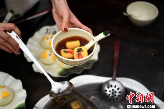 중국 정월대보름, 샤브샤브 솥에 끓여 먹는 ‘마작패 탕위안’