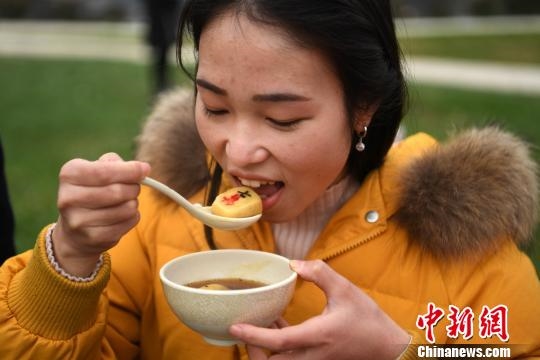 중국 정월대보름, 샤브샤브 솥에 끓여 먹는 ‘마작패 탕위안’
