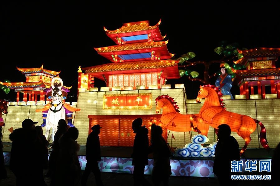 2월 17일 관광객들이 산시(山西) 다퉁(大同) 고도등회(古都燈會)에서 꽃등(花燈)을 구경하는 모습[사진 출처: 신화사/촬영: 런쉐펑(任雪峰)]