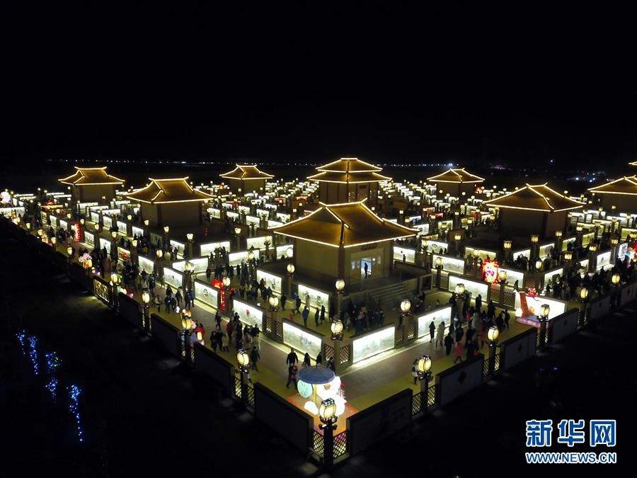 2월 17일 관광객들이 간쑤(甘肅)성 장예(張掖)시 구곡황허등진(九曲黃河燈陣)의 등불을 구경하는 모습(드론 촬영)[사진 출처: 신화사/촬영: 청쉐레이(成學磊)]