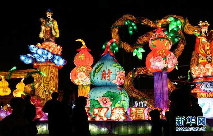 2월 17일 관광객들이 산시(山西) 다퉁(大同) 고도등회(古都燈會)에서 꽃등(花燈)을 구경하는 모습[사진 출처: 신화사/촬영: 런쉐펑(任雪峰)]