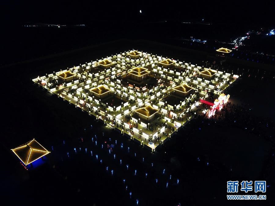 2월 17일 관광객들이 간쑤(甘肅)성 장예(張掖)시 구곡황허등진(九曲黃河燈陣)의 등불을 구경하는 모습(드론 촬영)[사진 출처: 신화사/촬영: 청쉐레이(成學磊)]