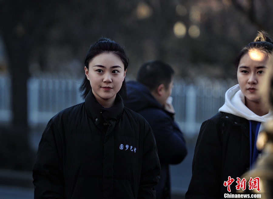 베이징영화학원(北京電影學院) 입구, 많은 수험생들이 가족들과 함께 학교를 찾았다. [촬영: 중국신문망 리페이윈(李霈韻) 기자]