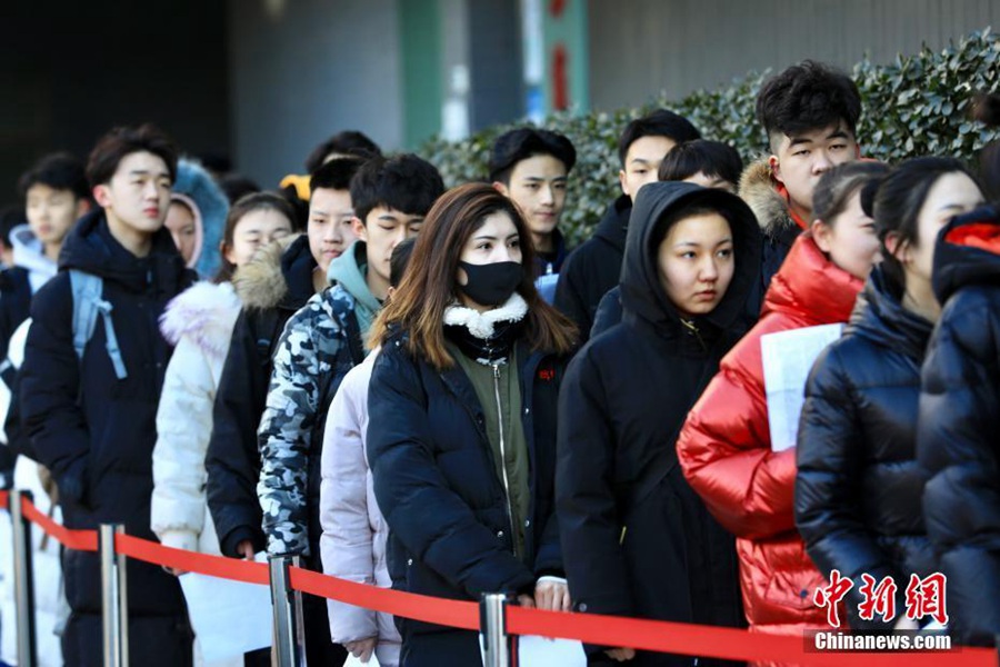 연기학원 수험생들이 시험을 보기 위해 줄을 서서 입장하는 모습[사진: 베이징영화학원 제공]