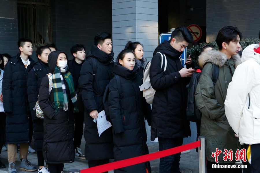 연기학원 수험생들이 시험을 보기 위해 줄을 서서 입장하는 모습[사진: 베이징영화학원 제공]